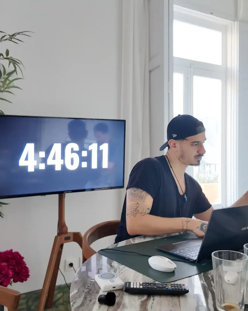 Entrepreneur working during a timed deep work session in a Valencia coliving